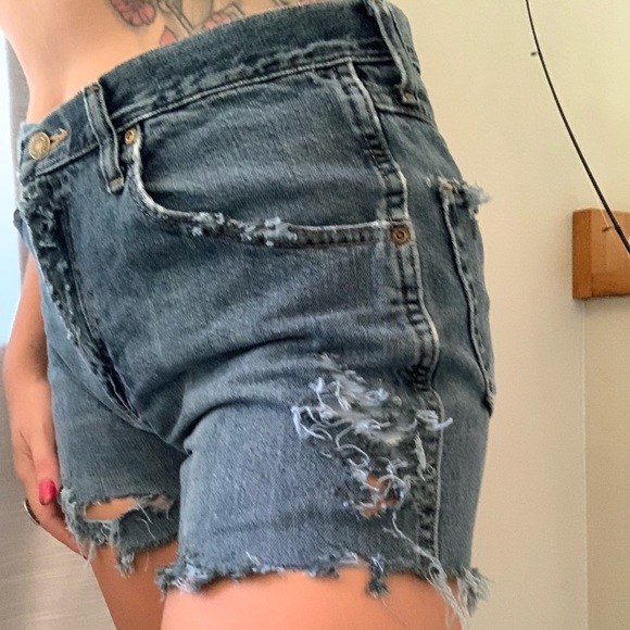 Women’s vintage distressed wrangler jean shorts - Picture 6 of 6